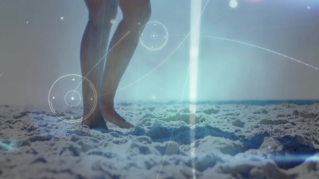 Mulher movendo o pé na areia branca e ativando gráficos HUD para processo de mapeamento tecnológico