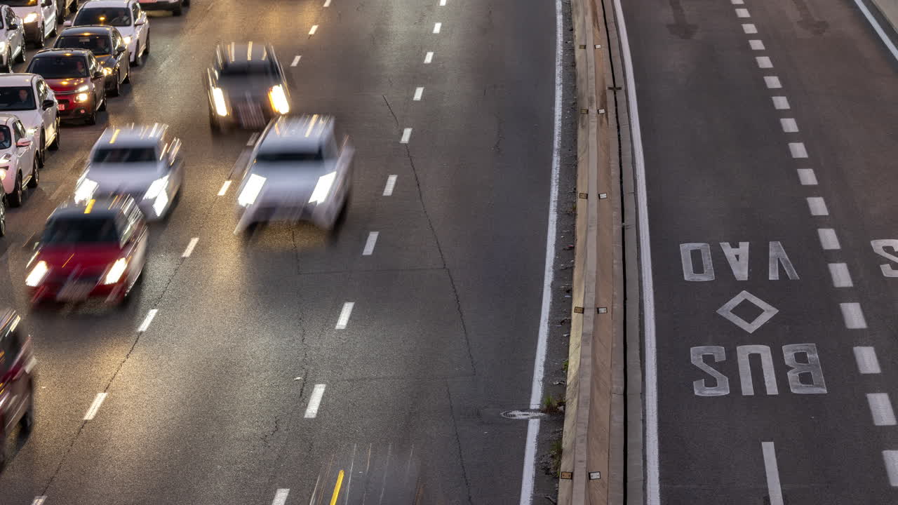 바르셀로나 고속도로의 저녁 퇴근 시간 교통 체증, 밤에 장시간 노출