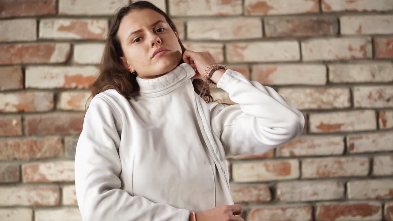 atleta de esgrima mujer en chaqueta blanca