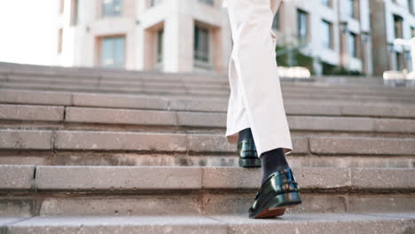 escaleras, caminar y zapatos de hombre en la ciudad