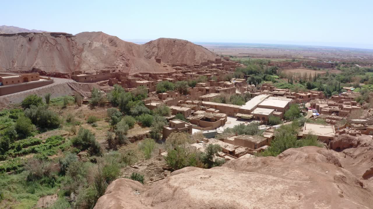 xinjiang의 tuyoq 계곡의 드론 촬영, taklamakan 사막의 오아시스 마을의 tuyouk 공중 촬영, 불타는 산, xinjiang uighur, 중국 지역