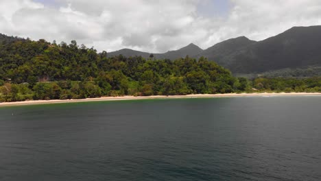 relajantes vistas caribeñas de esta increíble toma aérea de una de las playas más famosas de las indias occidentales