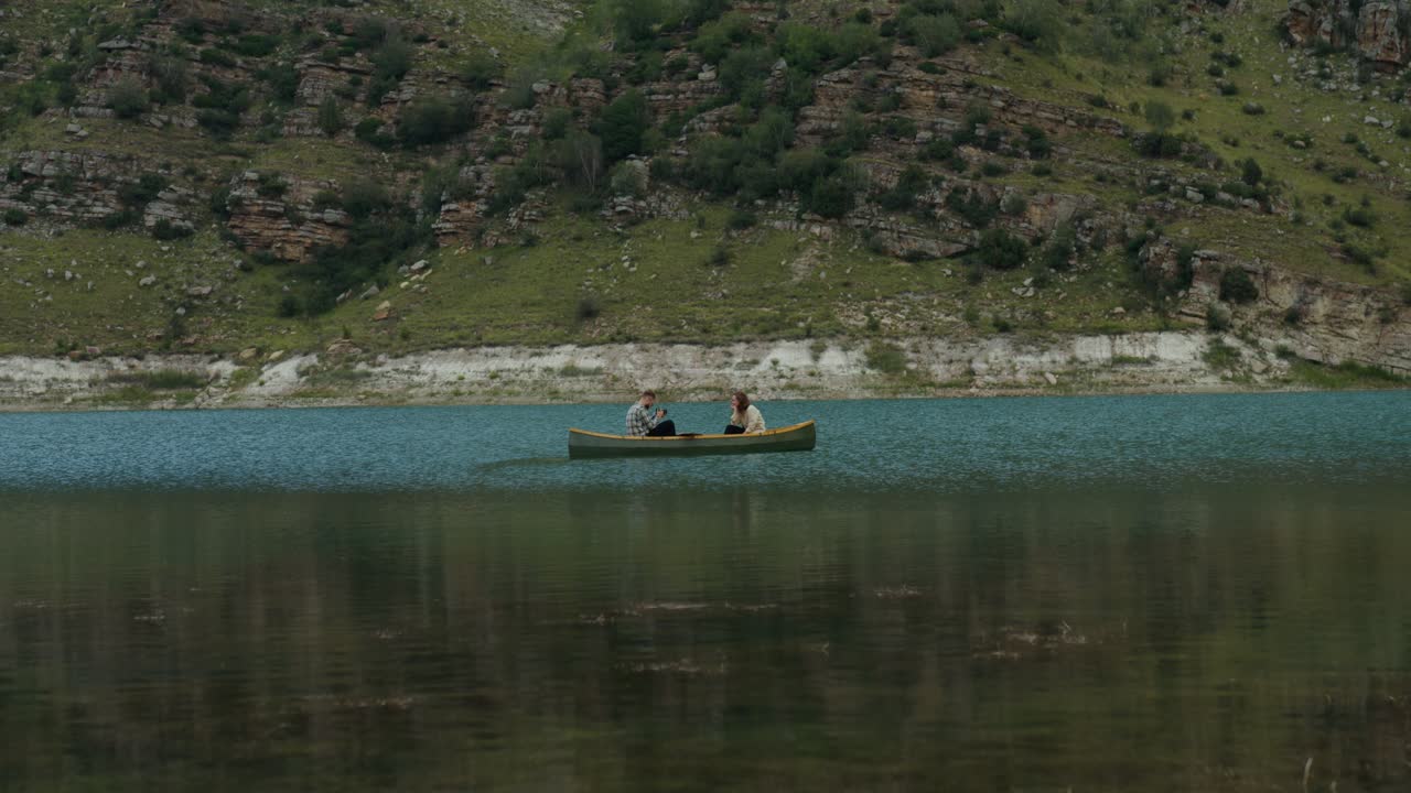 dos personas en canoa en un lago sereno