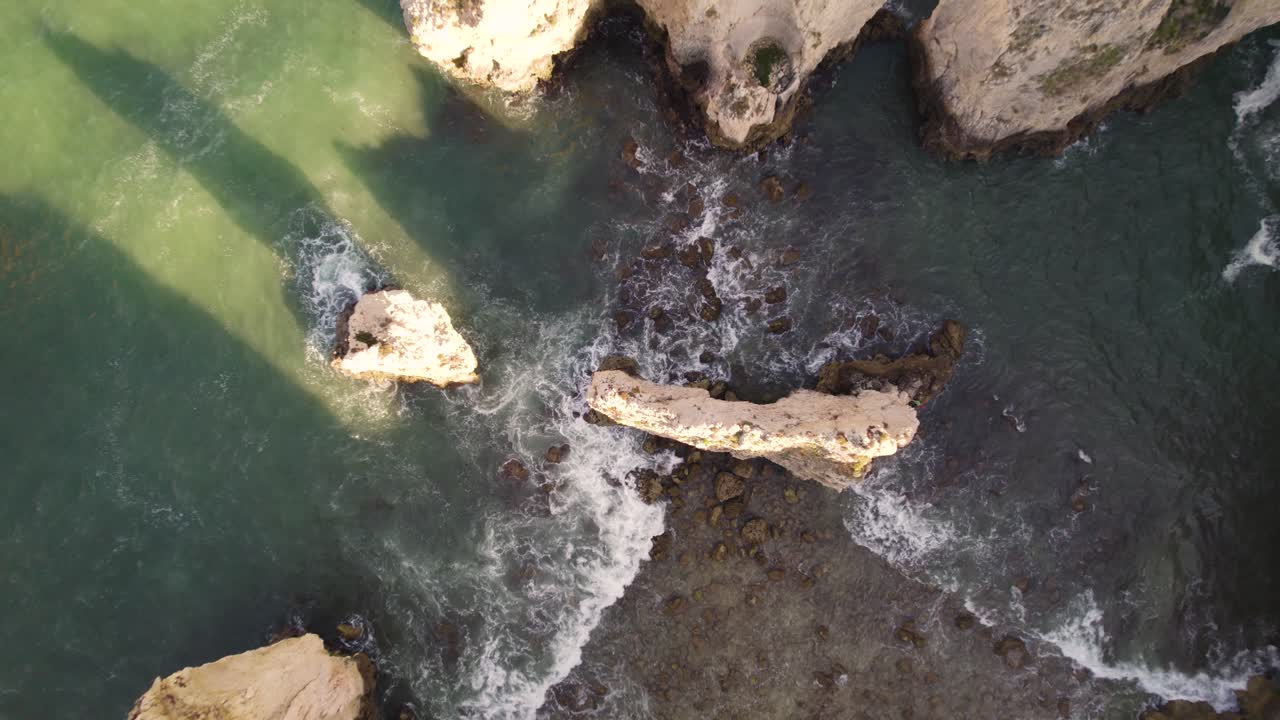 чайки, пролетающие над скалами и утесами