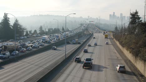 Coches-Circulando-En-El-Tráfico-De-Seattle