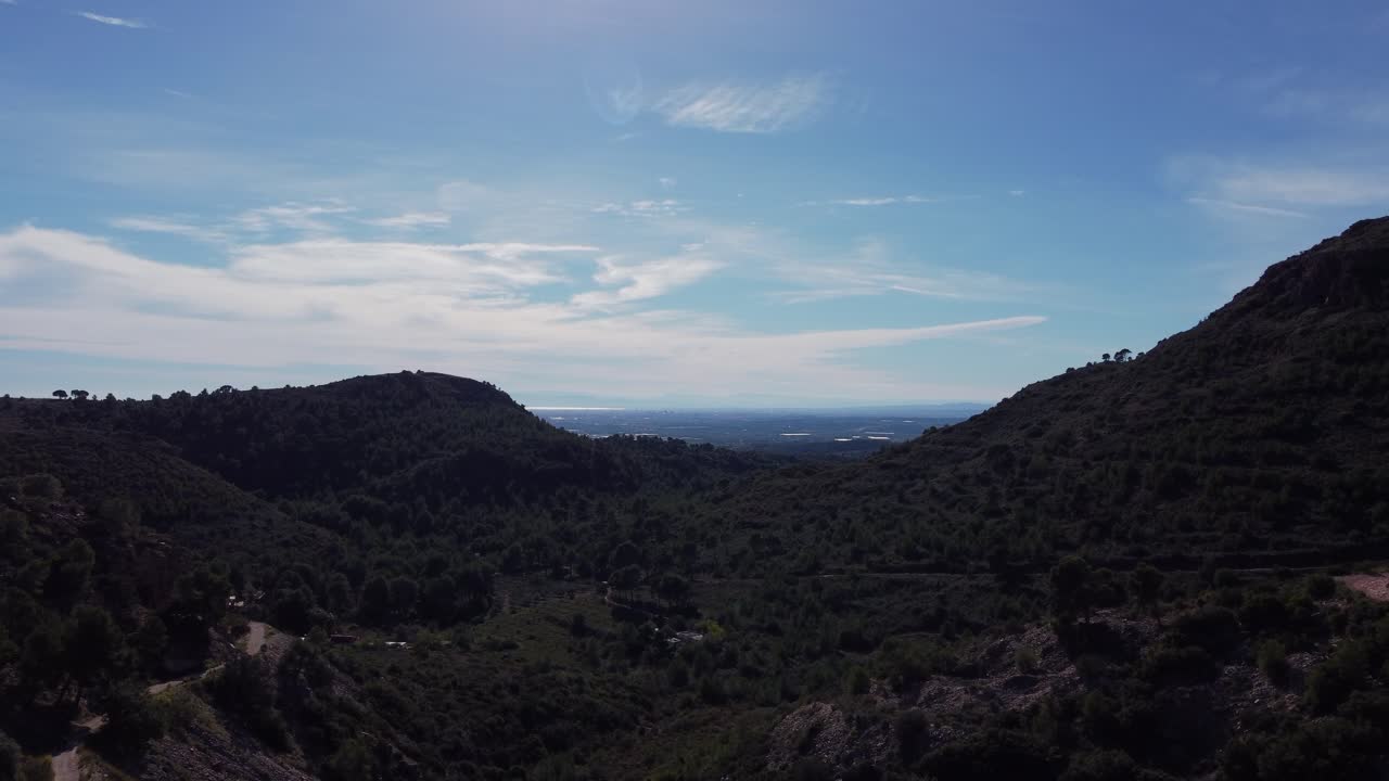4K filmisk dronepanorama fra Naquera med udsigt over Valencias kystlinje, Spanien, der viser Middelhavet, byens skyline og foden af Sierra Calderona