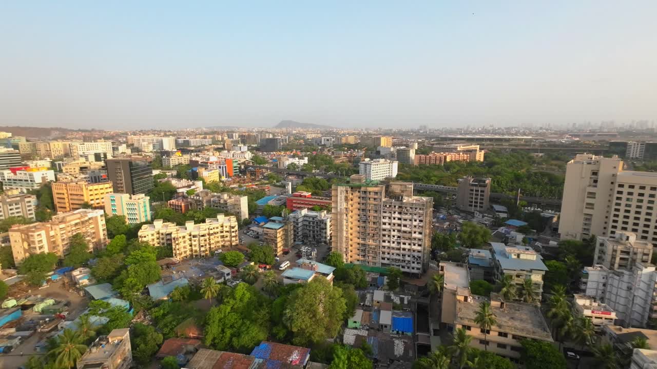 Ripresa con drone, vista a volo d'uccello della stazione della metropolitana Andheri Marol, dell'aeroporto internazionale di Mumbai, India, grandangolo, città verde