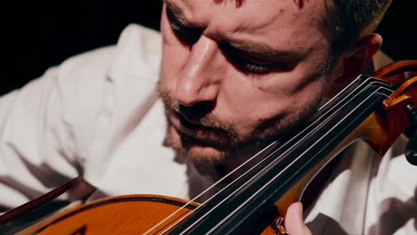el violonchelista actuando