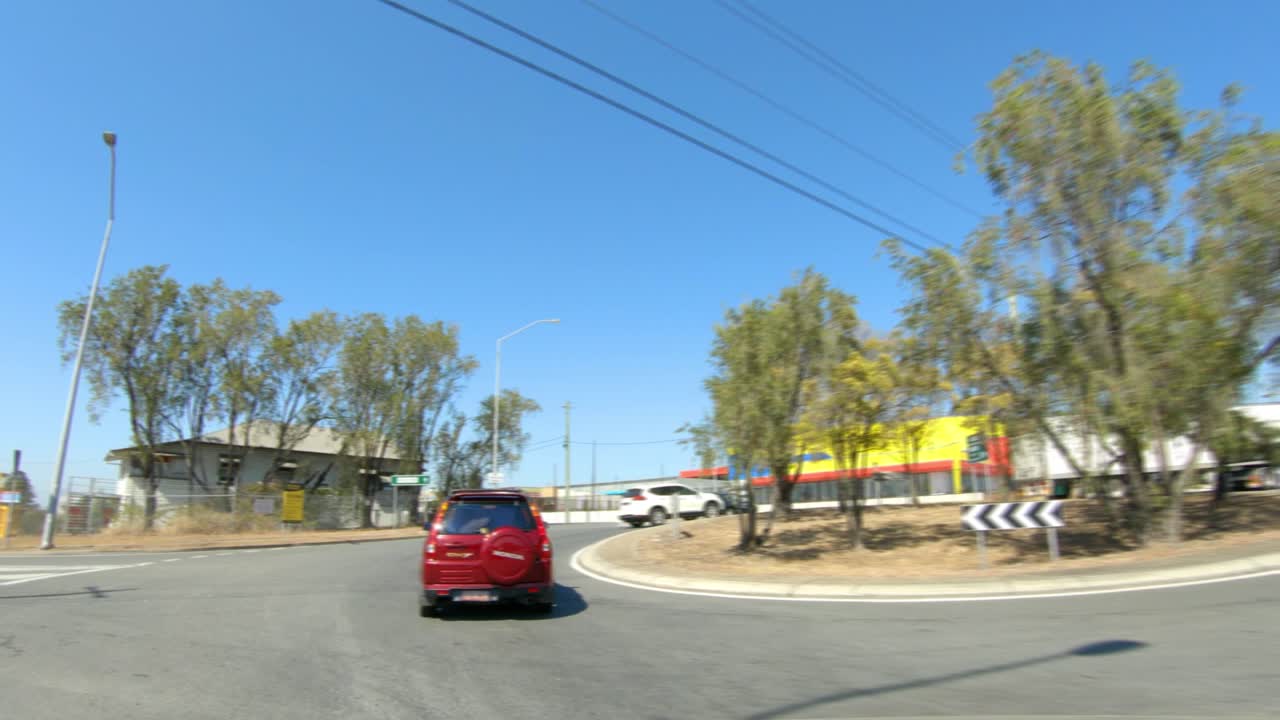 호주 교외 고속도로 및 도시 거리의 전면 운전 관점 - 실내 차량 장면 그린 스크린 교체에 이상적