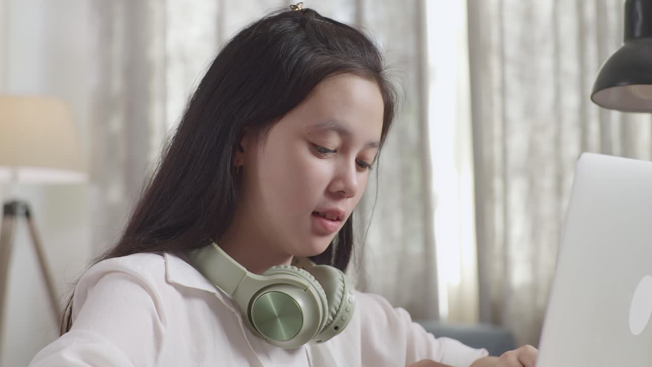 십대 가 노트북 으로 공부 하고 있다