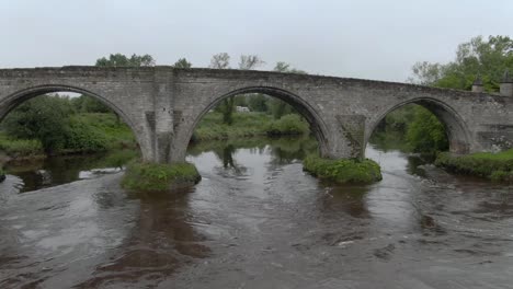 Cámara-Lenta,-Volando-Bajo-El-Viejo-Puente-De-Stirling-En-Escocia