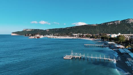 Vista-Por-Drones-De-La-Ciudad-De-Kemer-En-Antalya,-Ciudad-Turística-En-La-Costa-Mediterránea-De-Turquía