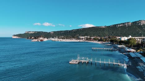 vista de avión no tripulado de la ciudad de kemer de antalya, ciudad turística en la costa mediterránea de turquía