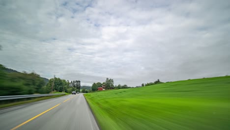 Un-Viaje-Por-Carretera-A-Lo-Largo-De-La-Carretera-Nacional-65,-En-El-Valle-Del-Río-Surna,-Noruega