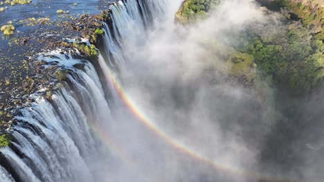 el arco iris en la cascada de victoria en matabeleland norte de zimbabue