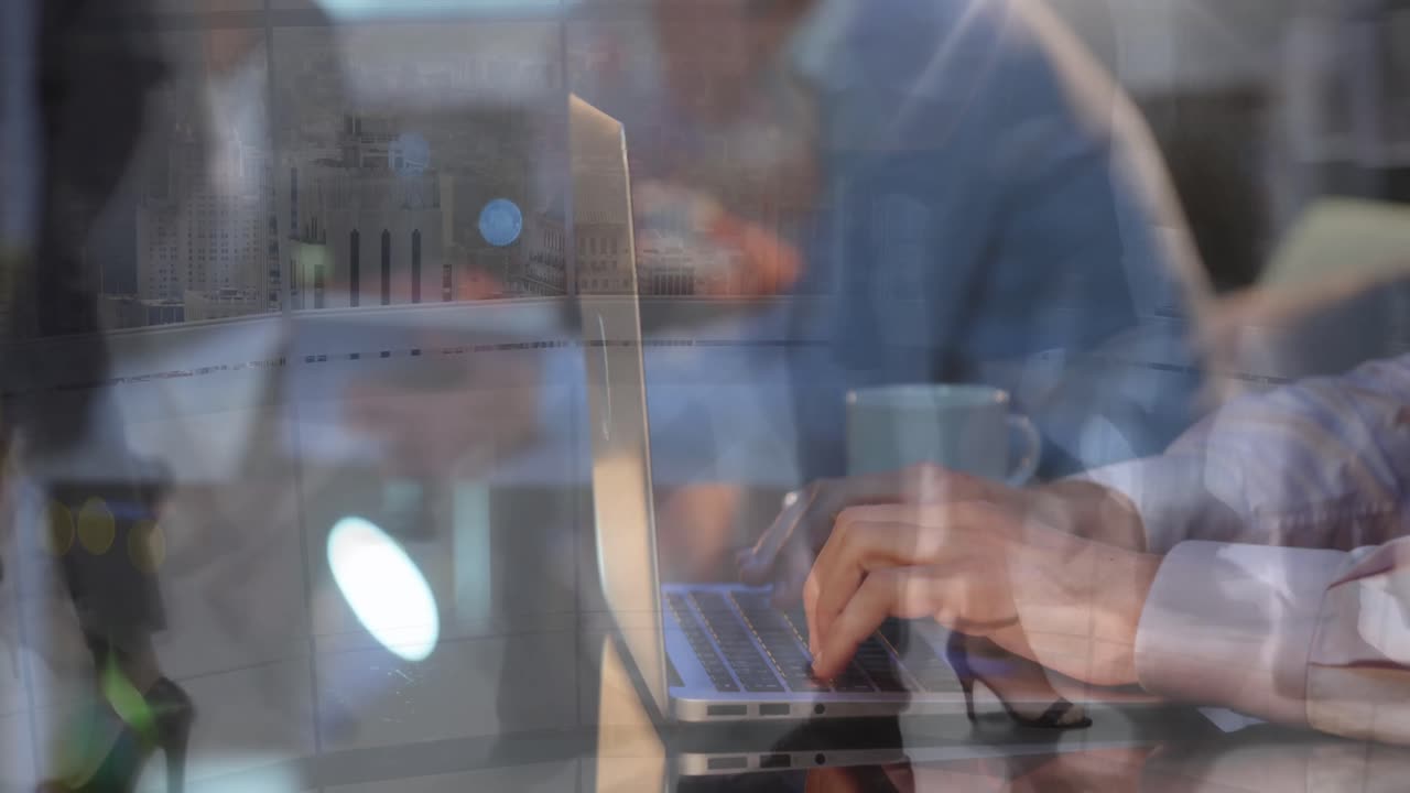 animación de mujer caucásica usando computadora portátil sobre personas caminando