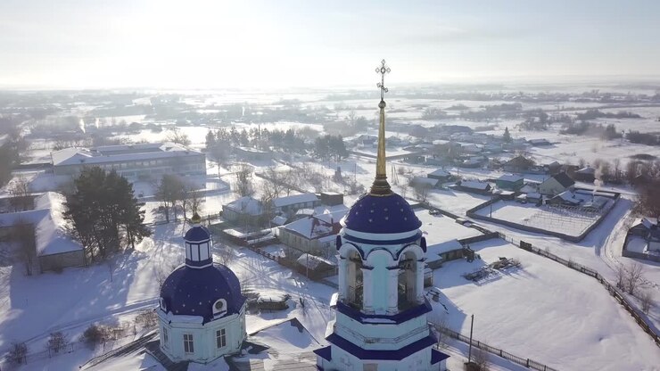 Village russe enneigé avec église