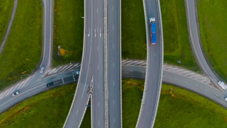 Eine-Luftaufnahme-Eine-Landstraße-Mit-Einer-Brücke-Und-Überführungen,-Auf-Denen-Autos-Und-Lastwagen-Fahren