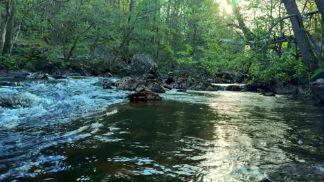 Vídeo-En-Cámara-Lenta-De-4k-De-Un-Hermoso-Río-Noruego-En-Primavera