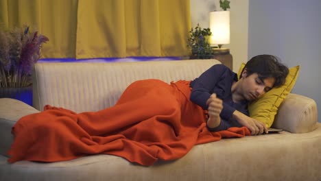 el hombre que llega tarde al trabajo se despierta del sueño.