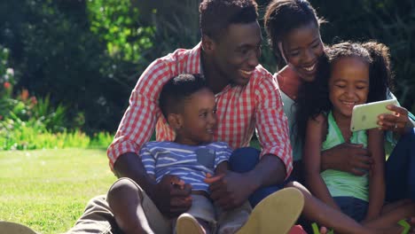 Eine-Familie-Schaut-Auf-Ihr-Telefon