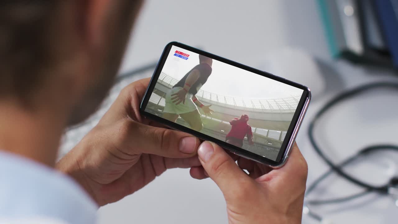 스마트폰에서 럭비 경기를 시청하는 남성 의사의 복합 사진