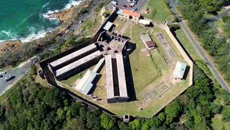 Toma-Aérea-De-Drones-De-La-Cárcel-De-La-Bahía-De-Prueba-Parque-Nacional-Arakoon-Cárcel-Prisión-Nsw-Viajes-Turismo-Rocas-Del-Suroeste-Kempsey-Nsw-Australia-4k