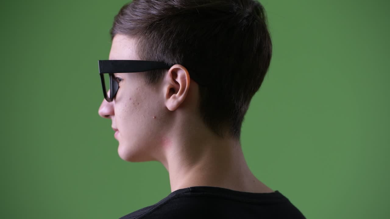 초록색 배경에 젊은 잘생긴 이란 십대 소년