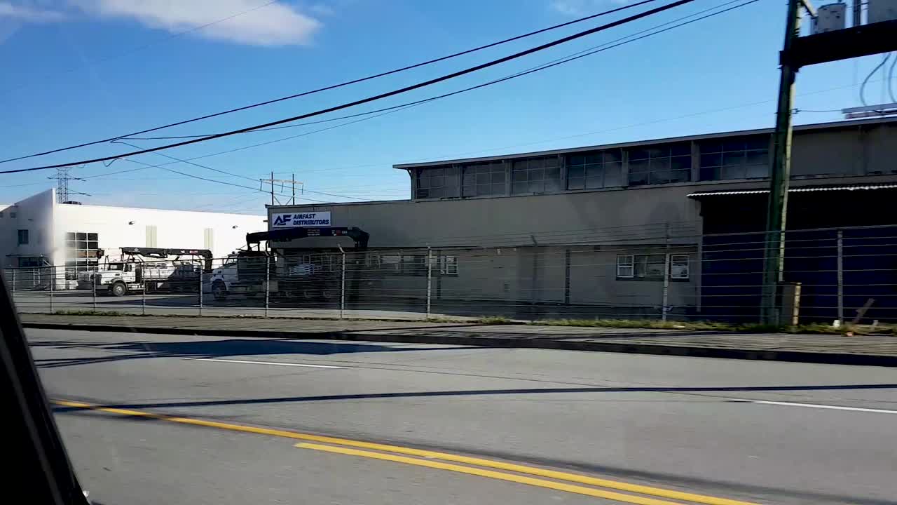 빠른 속도로 도로를 질주하다