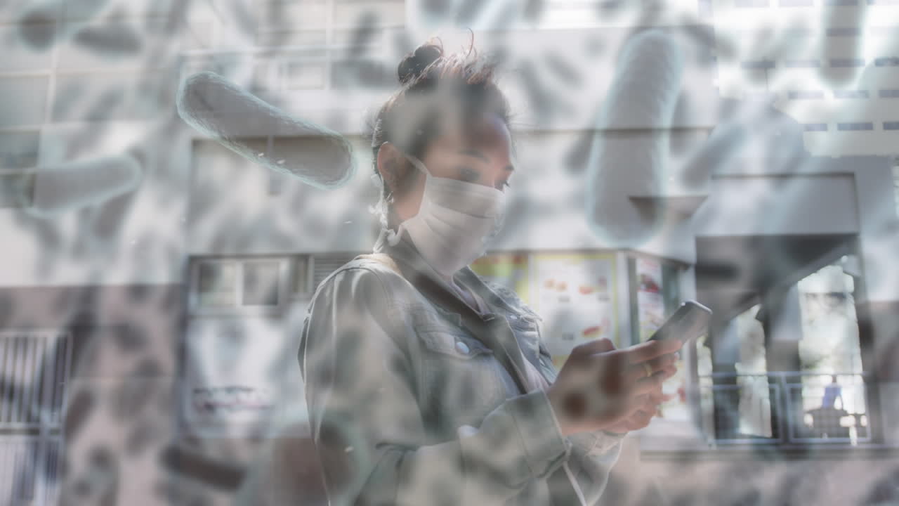 코로나 19 세포가 얼굴 마스크를 입은 여성을 가로질러 움직이는 애니메이션