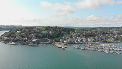 ubicado a lo largo de la &quot;vía atlántica salvaje&quot; de irlanda, este pueblo de pescadores y destino turístico se puede ver desde una hermosa perspectiva panorámica aérea