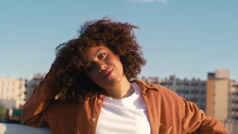 Zoom-out-portrait-of-black-woman-standing-on-the-street