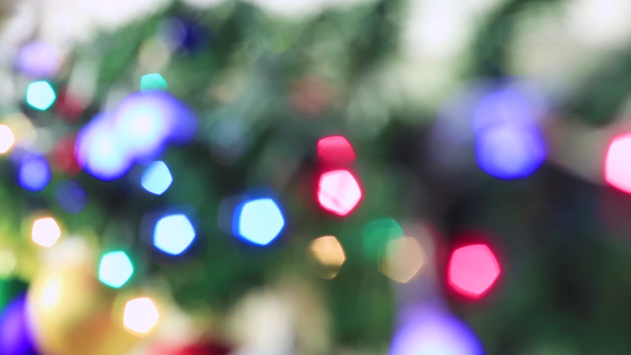 Slørede farverige julelys brænder klart