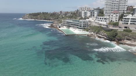 Blaues-Meer-Mit-Wellen,-Die-Gegen-Bondi-Icebergs-Pool-Krachen---Bondi-Beach-In-Nsw,-Australien