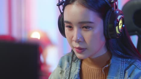 face girl playing video game on computer