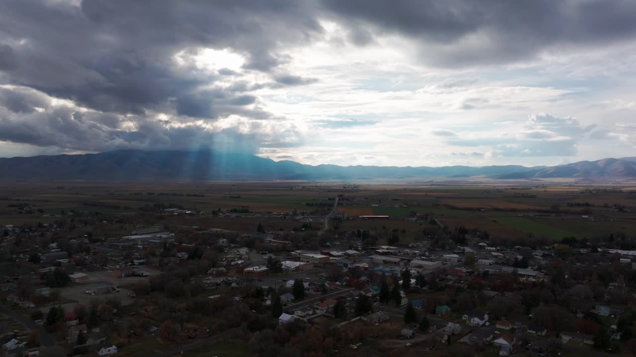 drone de gran ángulo disparado panorámica a la derecha de los campos agrícolas rurales después de una tormenta