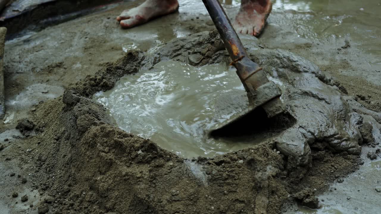 mezcla de cemento en construcciones sitio en la india con malas condiciones de seguridad concepto de clase trabajadora