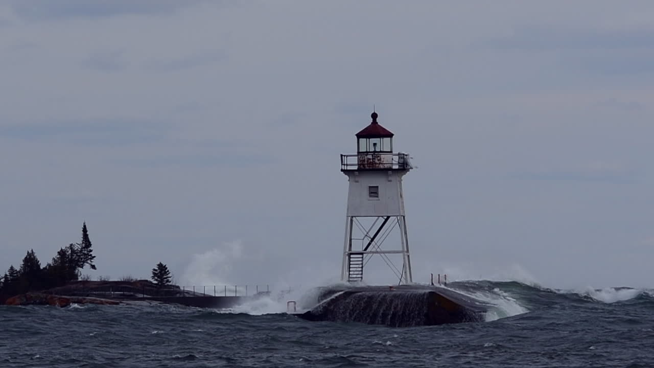 미네소타 주 그랜드 마레에 있는 우수한 호숫가를 물이 찰싹 때리고 있다