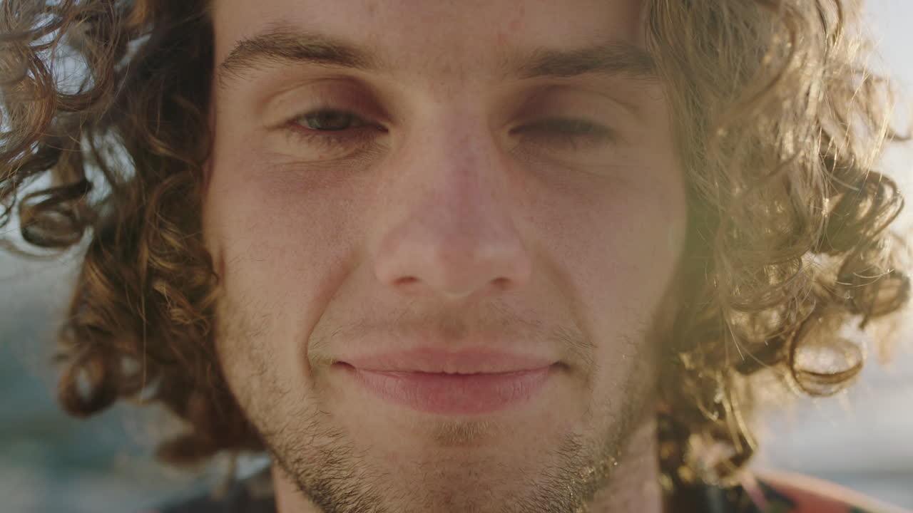 retrato de un joven guapo sonriendo relajado mirando a la cámara disfrutando de un estilo de vida feliz