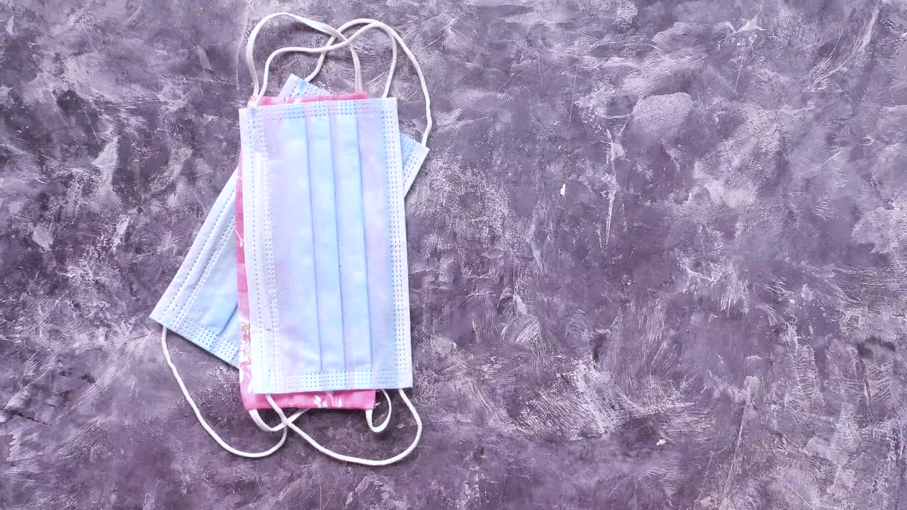 텍스처 된 표면에 쌓인 얼굴 마스크