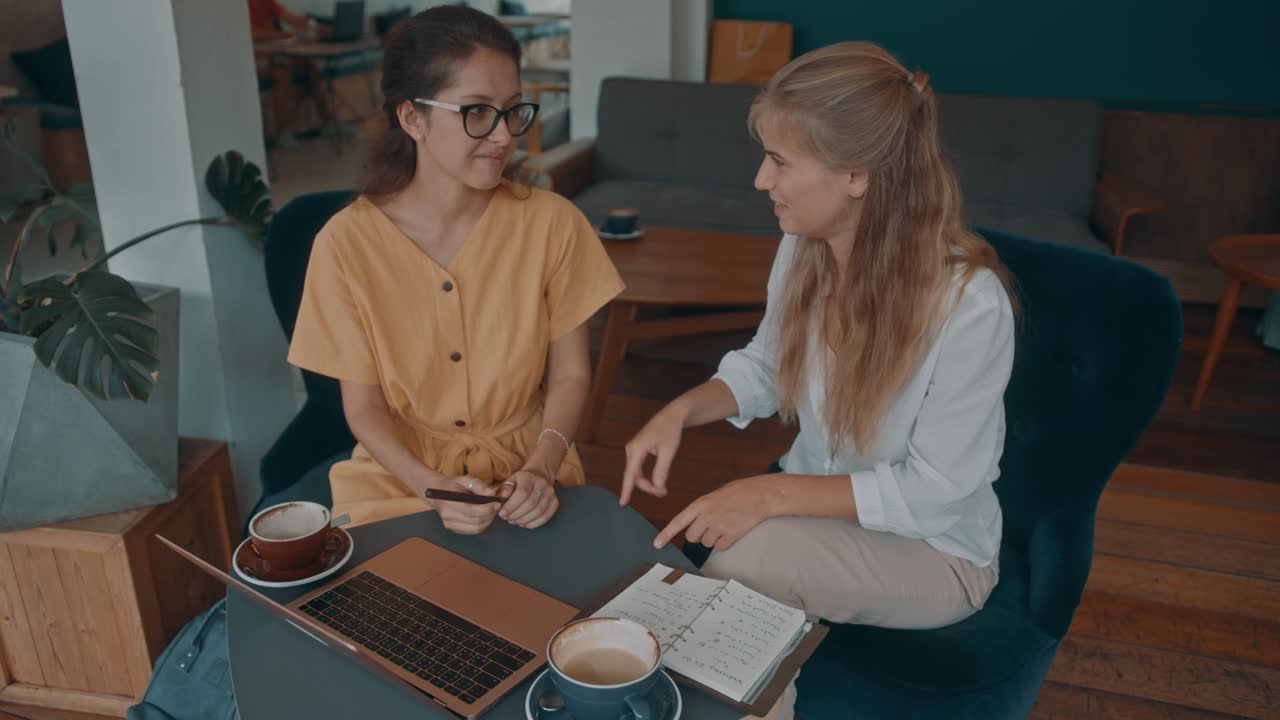 Due donne che lavorano insieme in una caffetteria