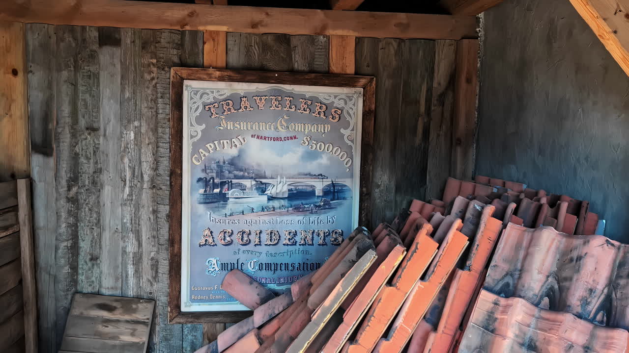 오래된 버려진 창고에 놓여있는 무작위적인 물체. 휴대용 클로즈업  개요
