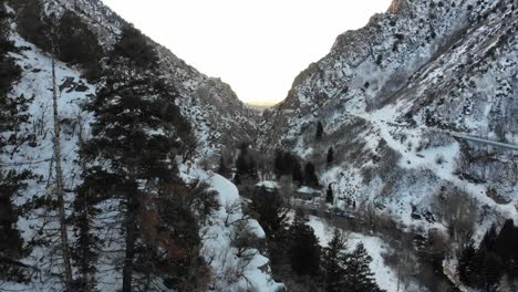 Drohnenaufnahmen-In-Schneebedeckten-Bergen-Bei-Sonnenuntergang