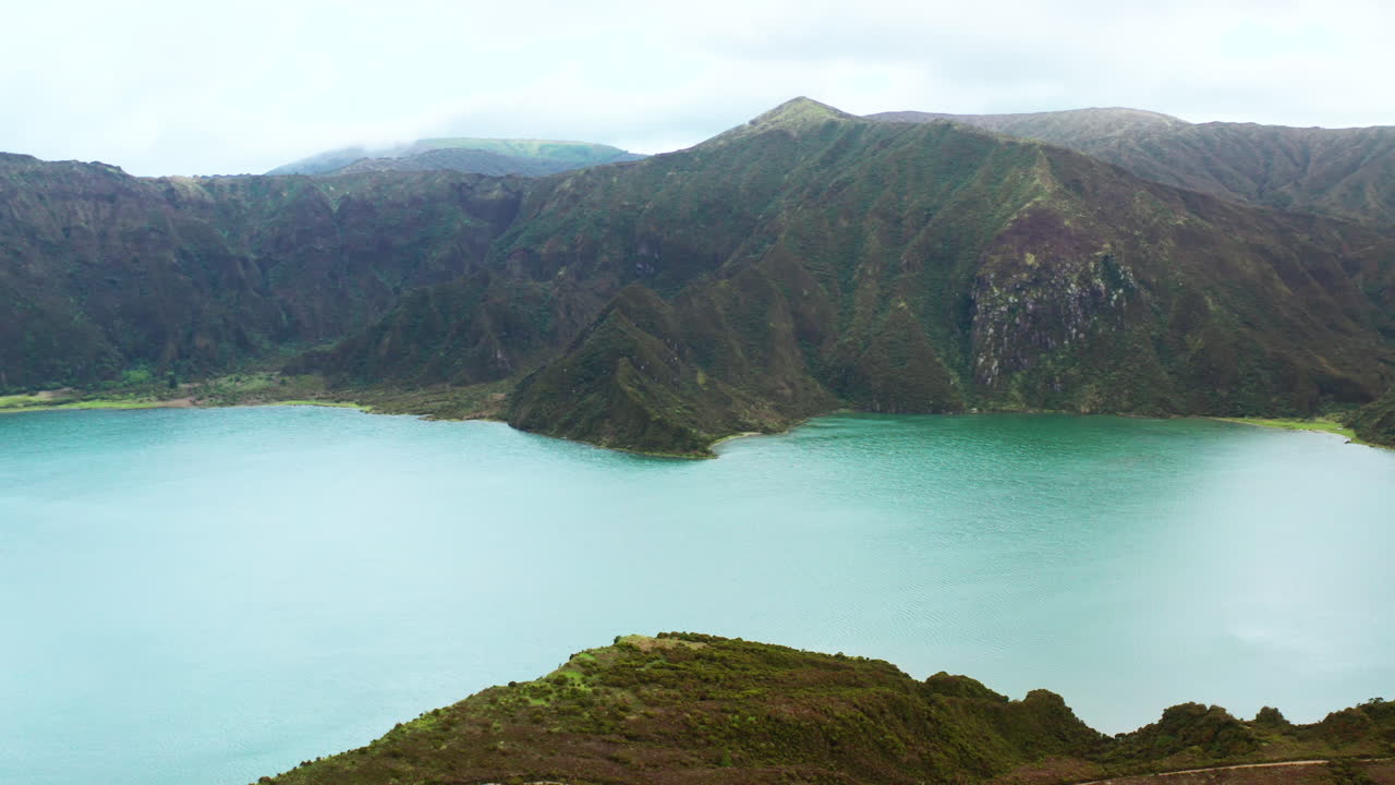 포르투갈 아조레스 제도 의 사오 미구엘 섬 에 있는 라고아 도 피오로 의 무인 항공기 사진