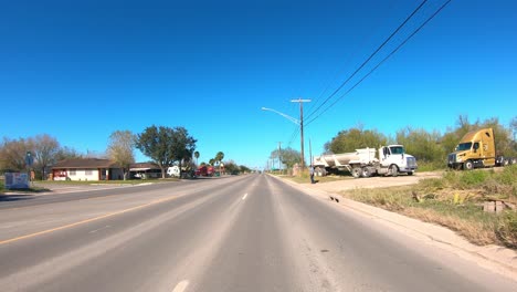 pov mientras conduce por una carretera de cuatro carriles a través del valle del río grande en texas en un día nublado