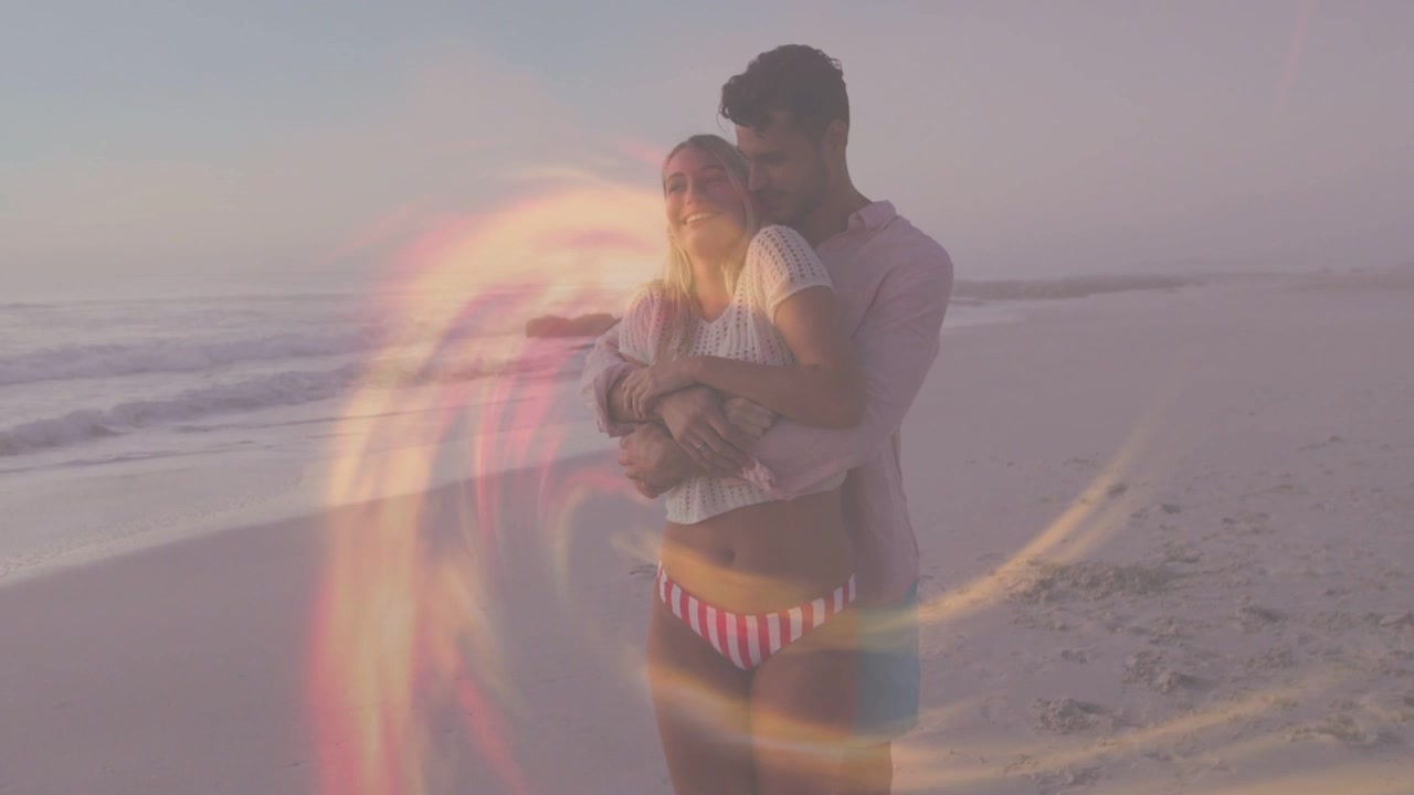 Hombre abrazando a mujer en la playa, pareja sonriendo al atardecer con una superposición de remolino que se extiende, para viajes.