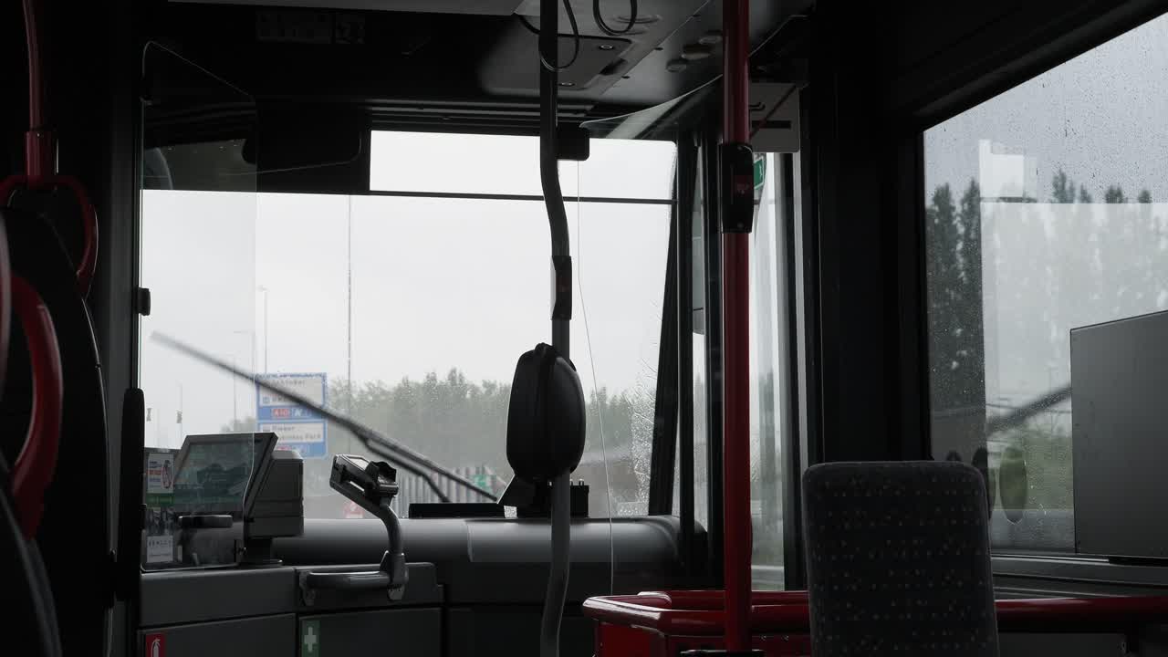 dentro de un autobús en un día lluvioso