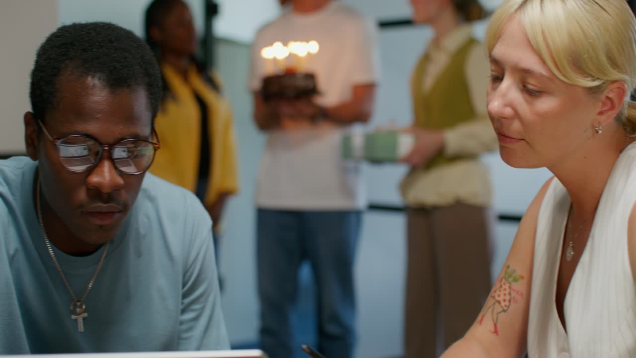 celebración de cumpleaños en la oficina