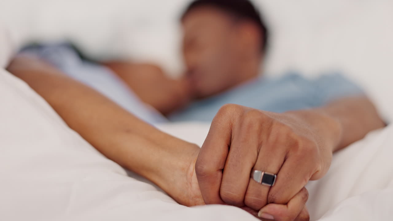 matrimonio, amor y pareja negra en la cama besándose