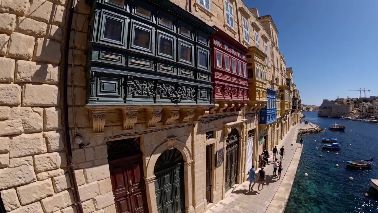 Persone che camminano lungo il lungomare a La Valletta, Malta